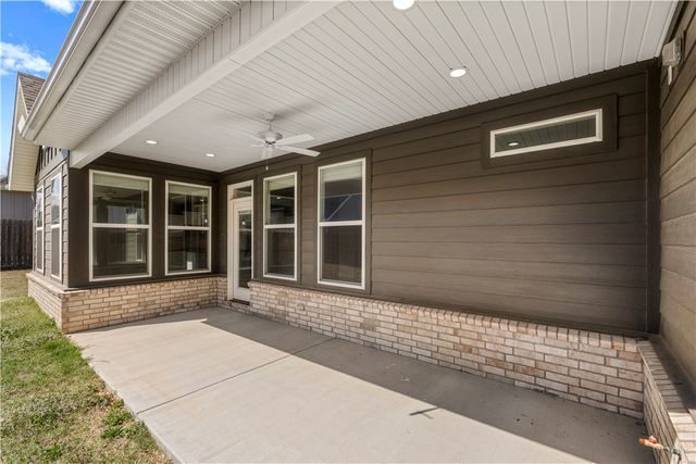 825 Mueller Way, Prairie Grove, AR 72753