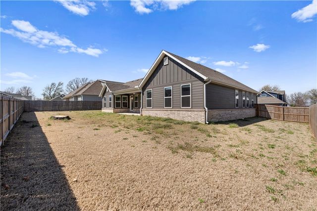 825 Mueller Way, Prairie Grove, AR 72753