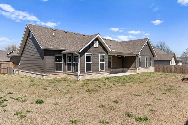 825 Mueller Way, Prairie Grove, AR 72753