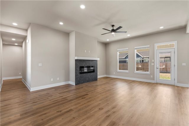 825 Mueller Way, Prairie Grove, AR 72753