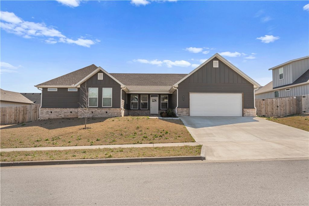 825 Mueller Way, Prairie Grove, AR 72753