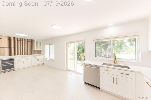 5994 Kingsfield Drive, West Bloomfield Charter Township, MI 48322