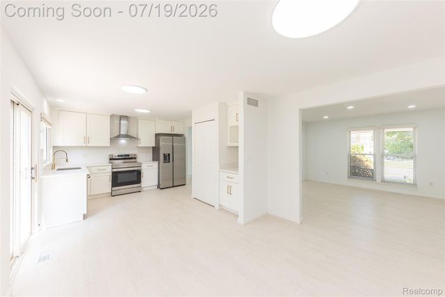 5994 Kingsfield Drive, West Bloomfield Charter Township, MI 48322