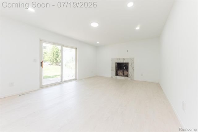 5994 Kingsfield Drive, West Bloomfield Charter Township, MI 48322