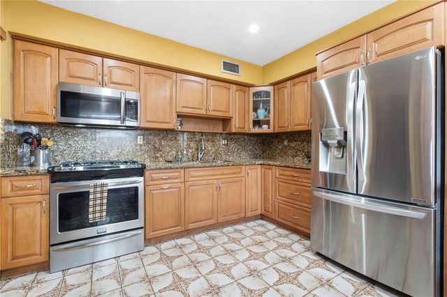 443 SW 4th Ave, Miami, FL 33130