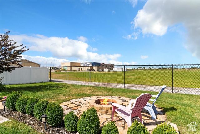 306 S SUNBURST DR, Layton, UT 84041