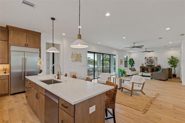 220 90TH AVENUE NE, St Petersburg, FL 33702
