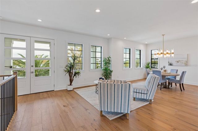 220 90TH AVENUE NE, St Petersburg, FL 33702