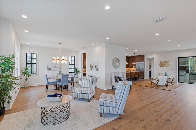 220 90TH AVENUE NE, St Petersburg, FL 33702