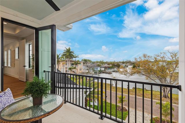 220 90TH AVENUE NE, St Petersburg, FL 33702