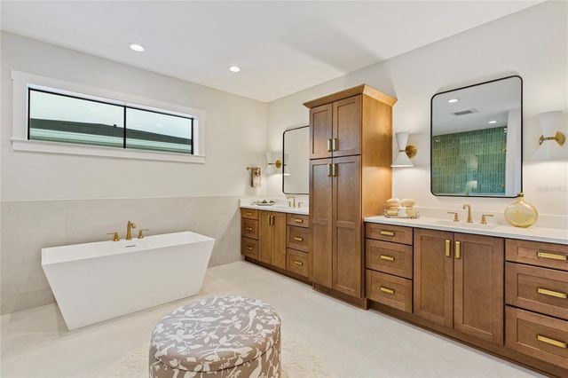 220 90TH AVENUE NE, St Petersburg, FL 33702