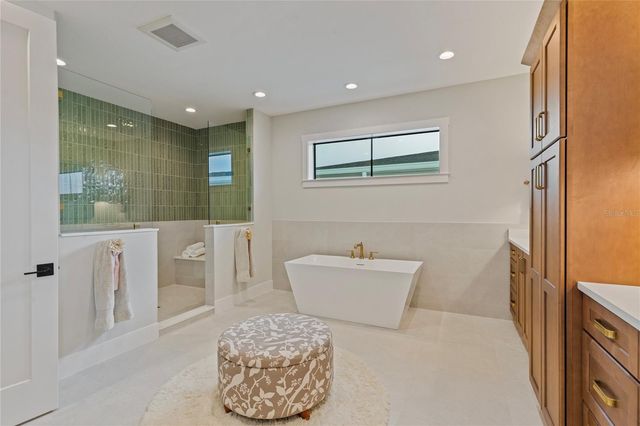 220 90TH AVENUE NE, St Petersburg, FL 33702