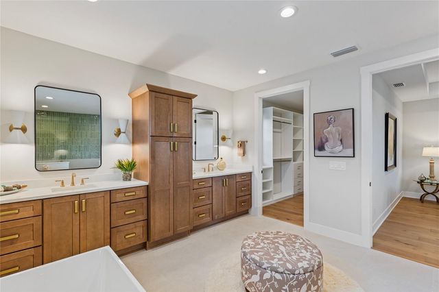 220 90TH AVENUE NE, St Petersburg, FL 33702
