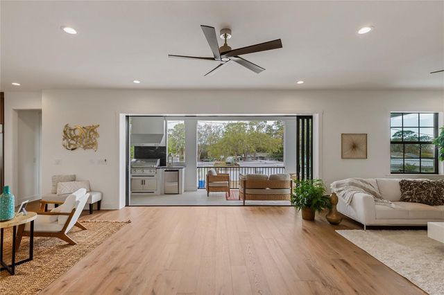 220 90TH AVENUE NE, St Petersburg, FL 33702