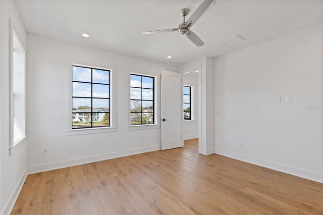 220 90TH AVENUE NE, St Petersburg, FL 33702