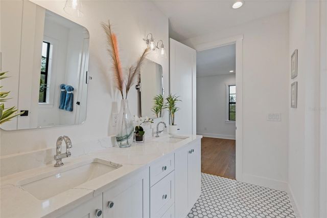 220 90TH AVENUE NE, St Petersburg, FL 33702