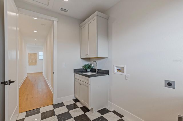 220 90TH AVENUE NE, St Petersburg, FL 33702