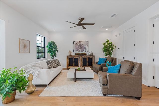 220 90TH AVENUE NE, St Petersburg, FL 33702