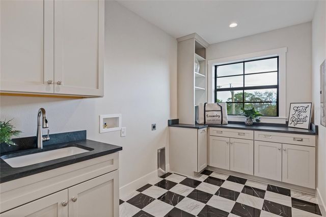 220 90TH AVENUE NE, St Petersburg, FL 33702