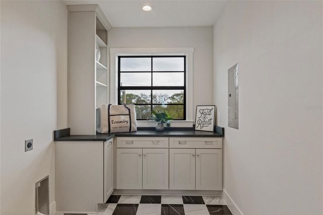 220 90TH AVENUE NE, St Petersburg, FL 33702