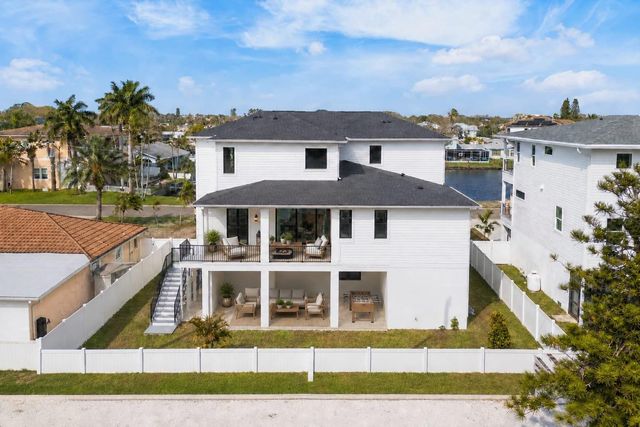 220 90TH AVENUE NE, St Petersburg, FL 33702