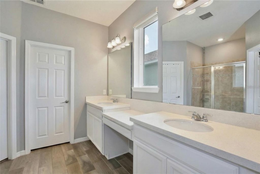 Image 19 of property listing at 4346 CYPRESS GLADES LANE, Orlando, FL 32824