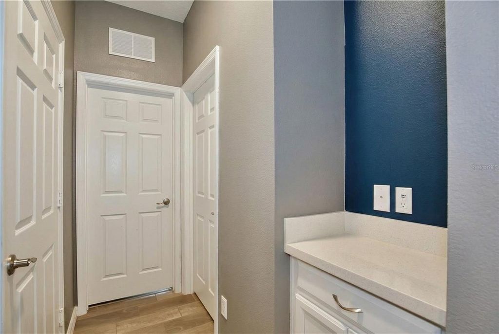 Image 7 of property listing at 4346 CYPRESS GLADES LANE, Orlando, FL 32824