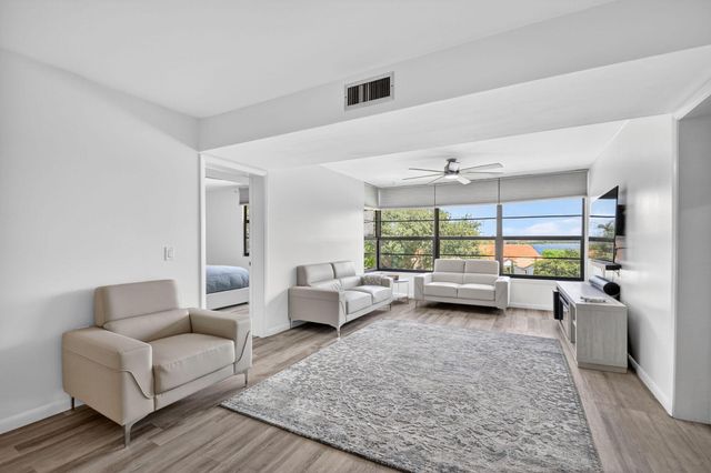 3516 Whitehall Drive 301, West Palm Beach, FL 33401