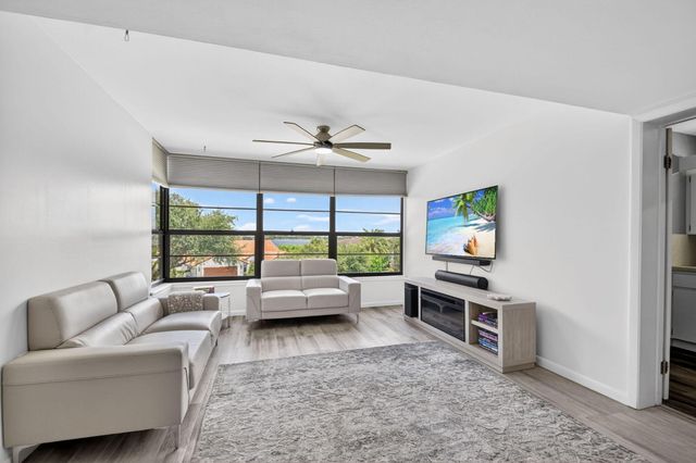3516 Whitehall Drive 301, West Palm Beach, FL 33401