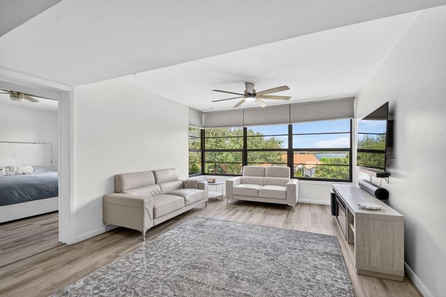 3516 Whitehall Drive 301, West Palm Beach, FL 33401