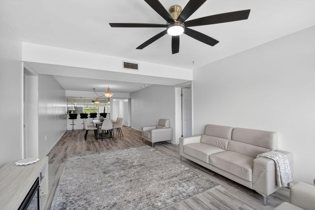 3516 Whitehall Drive 301, West Palm Beach, FL 33401
