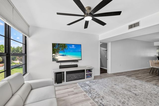 3516 Whitehall Drive 301, West Palm Beach, FL 33401