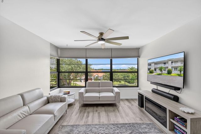 3516 Whitehall Drive 301, West Palm Beach, FL 33401