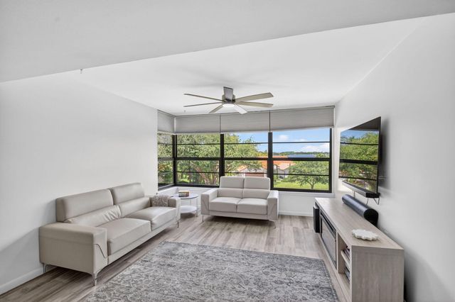 3516 Whitehall Drive 301, West Palm Beach, FL 33401