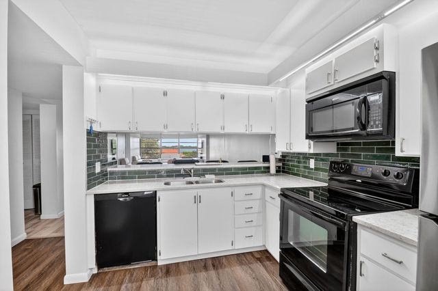 3516 Whitehall Drive 301, West Palm Beach, FL 33401