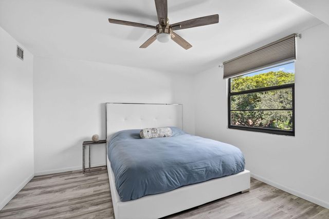 3516 Whitehall Drive 301, West Palm Beach, FL 33401