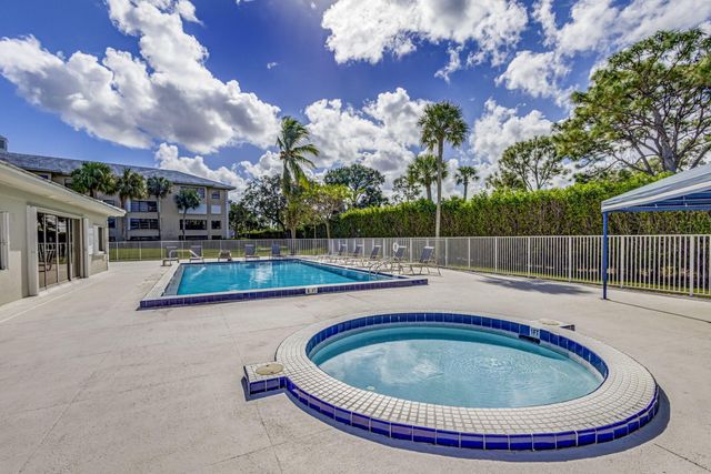 3516 Whitehall Drive 301, West Palm Beach, FL 33401