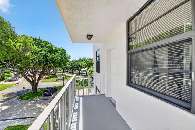 3516 Whitehall Drive 301, West Palm Beach, FL 33401