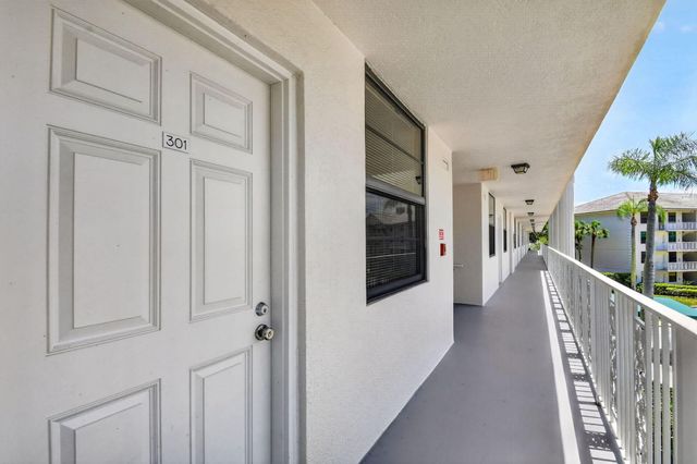 3516 Whitehall Drive 301, West Palm Beach, FL 33401