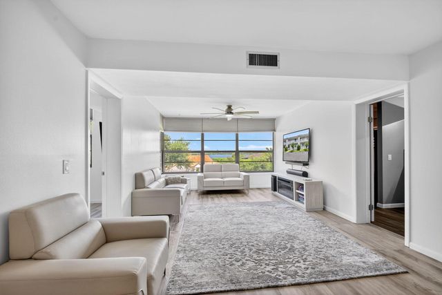 3516 Whitehall Drive 301, West Palm Beach, FL 33401