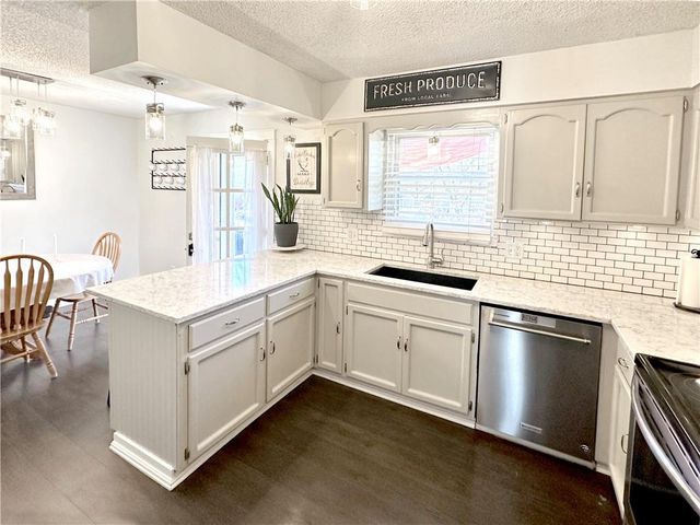 15404 S Summertree Lane, Olathe, KS 66062