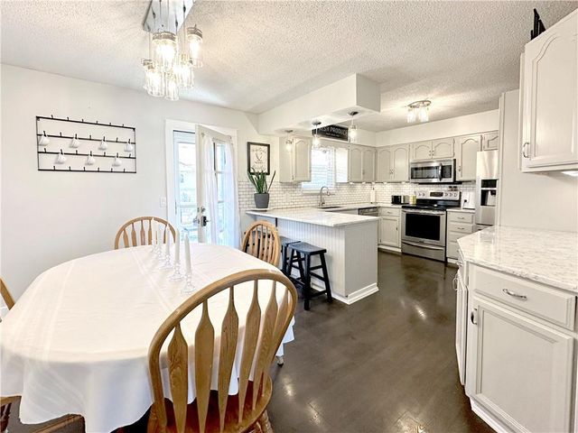 15404 S Summertree Lane, Olathe, KS 66062