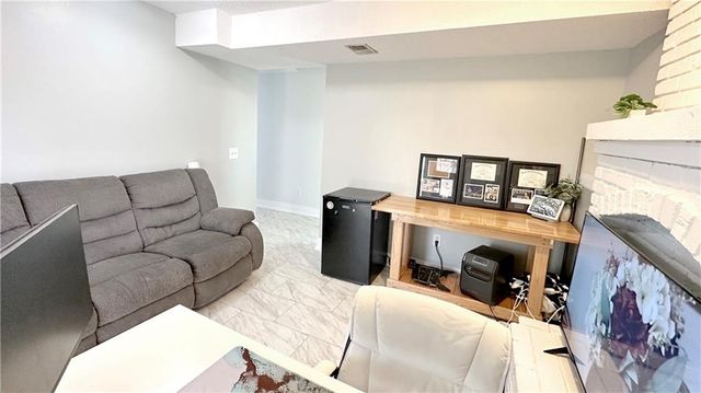 15404 S Summertree Lane, Olathe, KS 66062