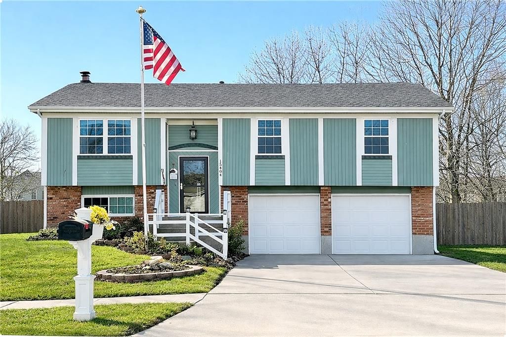 15404 S Summertree Lane, Olathe, KS 66062