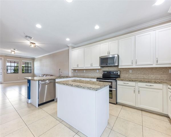 11348 SW 14th St, Pembroke Pines, FL 33025