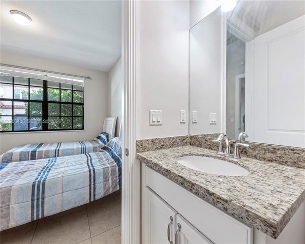 11348 SW 14th St, Pembroke Pines, FL 33025