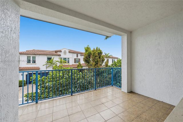 11348 SW 14th St, Pembroke Pines, FL 33025
