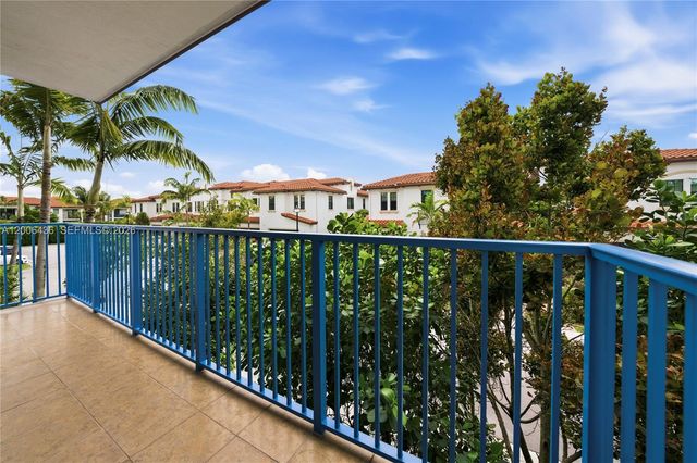 11348 SW 14th St, Pembroke Pines, FL 33025