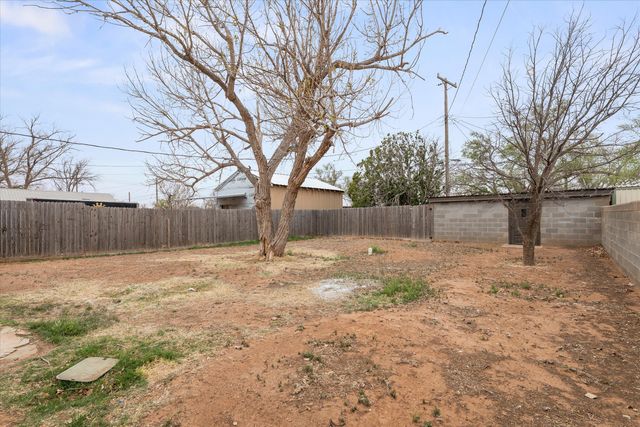 204 Avenue L, Levelland, TX 79336