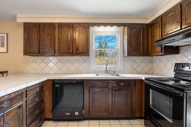 28 Buckingham Dr, Sandwich, MA 02563